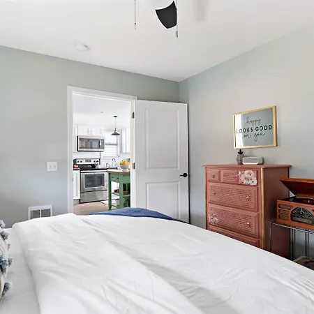 Private Guest House With Fenced Yard In Walkable East Nashville-3