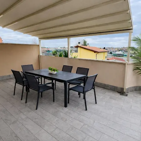 Attico Luminoso Con Terrazzo E Parcheggio Gratuito-2