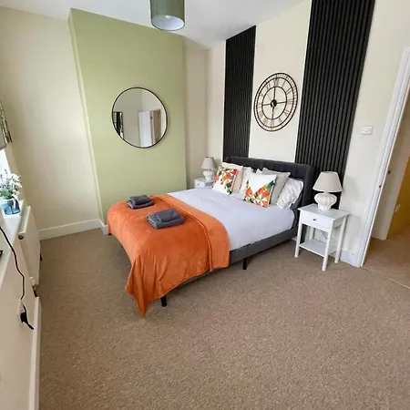 Spacious 2-Bedroom Eastbourne House Great Location-2