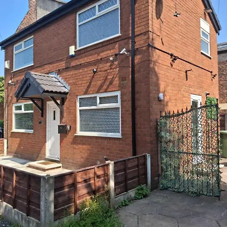 Cosy 2-Bed House In Manchester-2