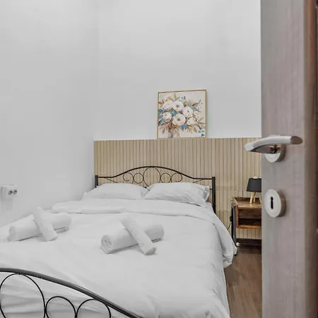 Historic 2Br Apartment With Balcony Near Old Town-2