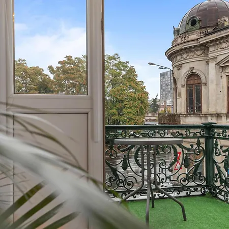 Historic 2Br Apartment With Balcony Near Old Town-3