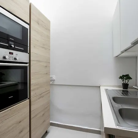 Unique Four Bedroom Townhouse One Minute Away From The Seafront-2