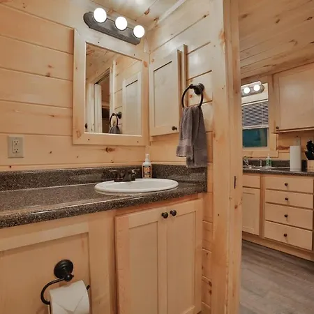 Stefan Cabin Nature-Nested Tiny Home Hot Tub-2