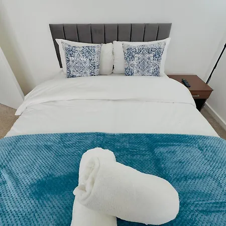 Stylish 4 Bedroom House Sleep Up To 7 - Free Parking-3