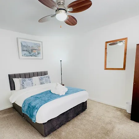 Stylish 4 Bedroom House Sleep Up To 7 - Free Parking-2