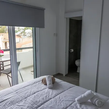 Modern City Stay - Renovated Apartment Near Finikoudes Beach-2