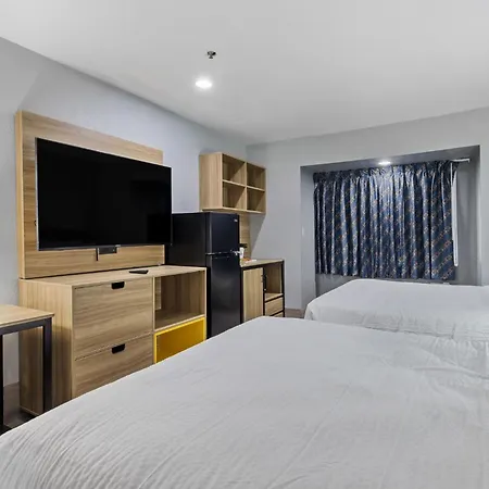 Day Inn By Wyndham San Antonio Downtown-2