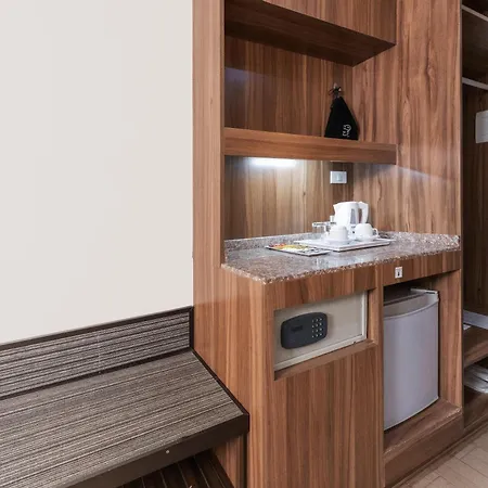Golden Prince Hotel & Suites-3
