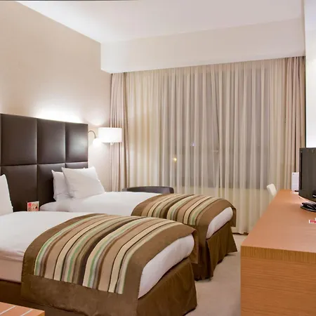 Ramada By Wyndham Oradea-3