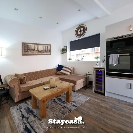 Spacious 6-Bed With Large Patio And Free Parking-2