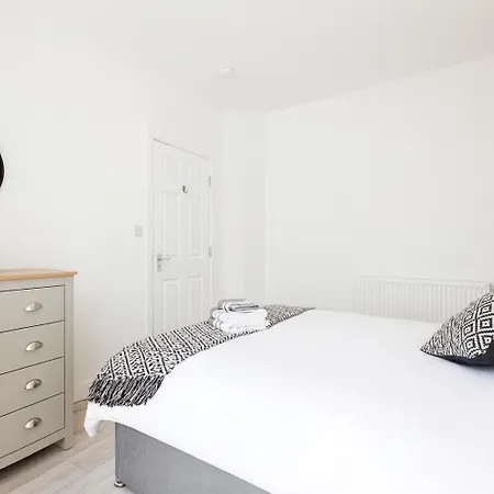 Spacious 5-Bed House Sleeps 10 - 2 Bathrooms - Parking - Near Anfield-2