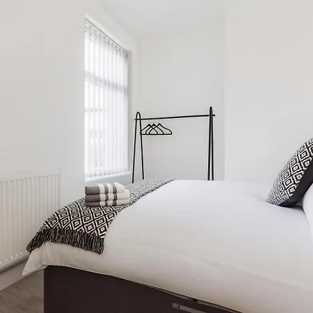 Spacious 5-Bed House Sleeps 10 - 2 Bathrooms - Parking - Near Anfield-3
