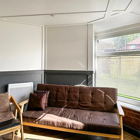 5Br Manchester Home Jacuzzi, Garden & Parking-3