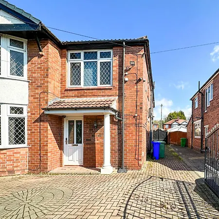 5Br Manchester Home Jacuzzi, Garden & Parking-2