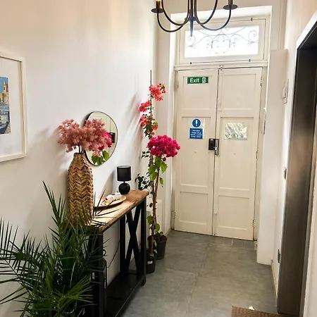 Dahlia Apartment Private Garden Escape Stylish Townhouse In Paola-2