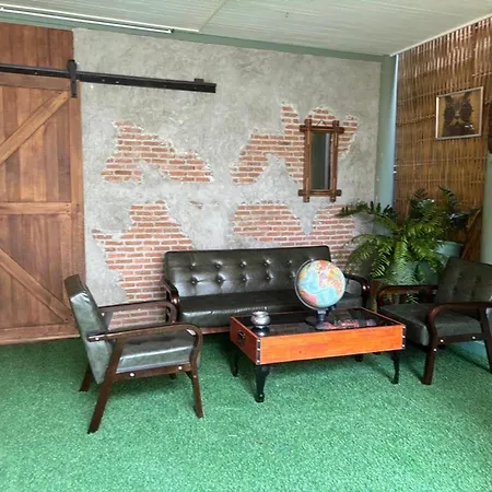 The Oasis On 8 Cozy Homestay & Cafe-3