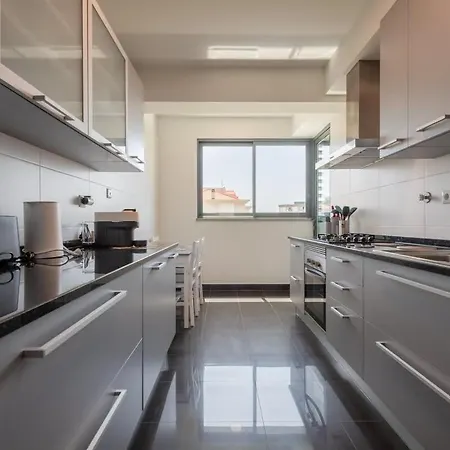 Nomad Escape Spacious Apartment With Pool & Gym-2