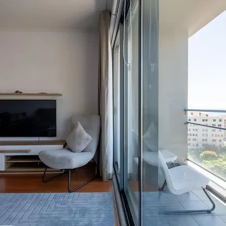 Nomad Horizon Spacious Apartment With Pool & Gym-3