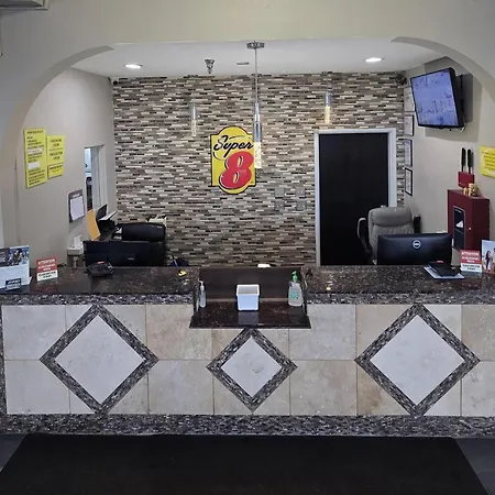Super 8 By Wyndham Kansas City-3