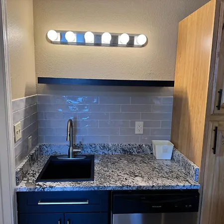 Super 8 By Wyndham Tulsa - Route 66-3