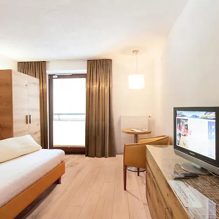 Glanz & Glory Hotel-3