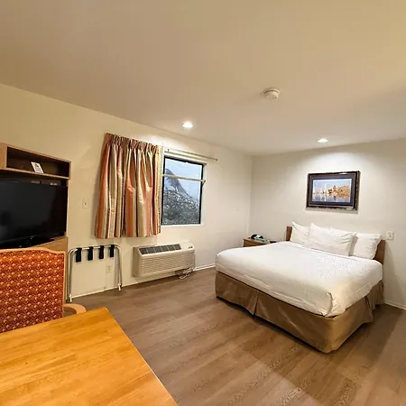 Jolly Roger Hotel-2