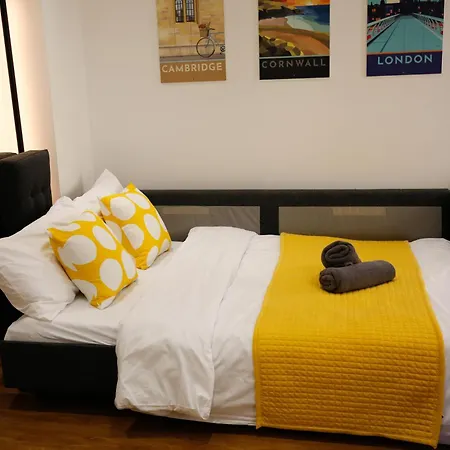 New Luxury Apartment In Central Location Next To Shops, Cafes, Bars & Metro-3