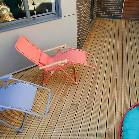 New Luxury Apartment In Central Location Next To Shops, Cafes, Bars & Metro-2