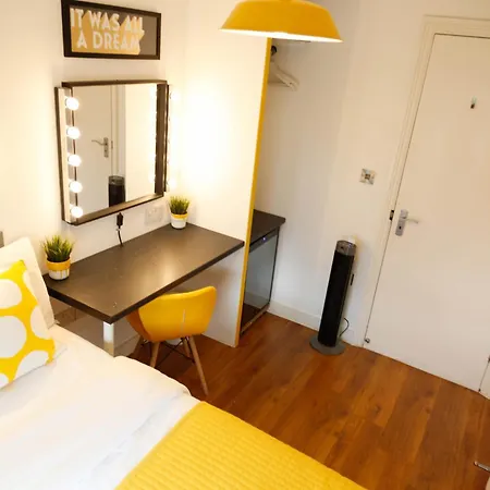 New Luxury Rooms In The Heart Of London Next To Shops, Cafes, Bars & Metro With Shared Bathrooms-2