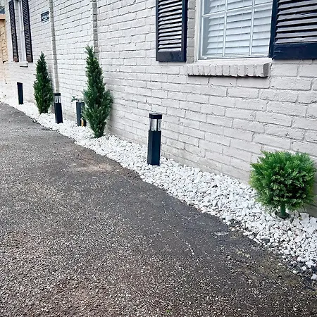 Pristine Full Sized Montrose Apartment Half Block To Menil Museum-3