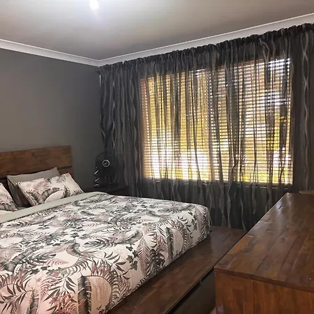 Luxury Retreat With Swim Spa, Outdoor Bar! Canning Vale-3