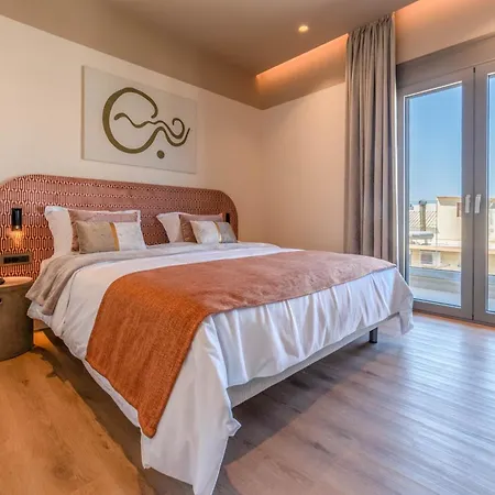 Minotaur'S Rest - Luxury Residences With Free Private Parking, Near Port & Airport-3