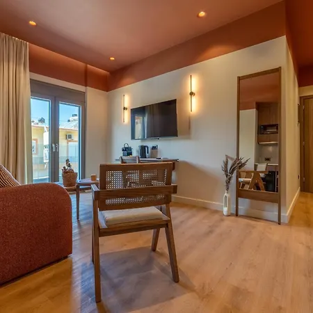 Minotaur'S Rest - Luxury Residences With Free Private Parking, Near Port & Airport-2