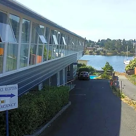 Waterfront Lodge Motel-2