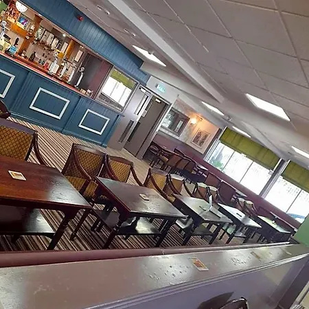 The Avenue Club And Lodge-2
