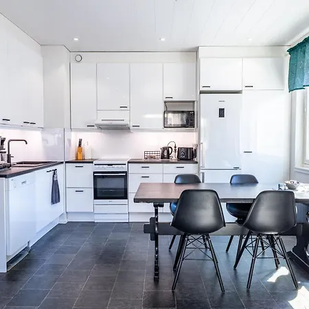 Modern Arctic Home - Free Parking And Fast Wifi-3