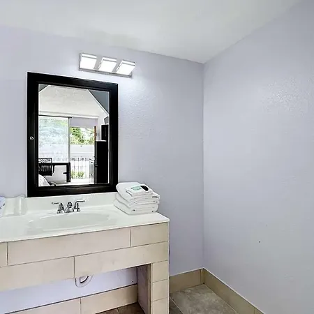 Budget Inn East-2