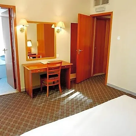 Emirates Plaza Hotel-2