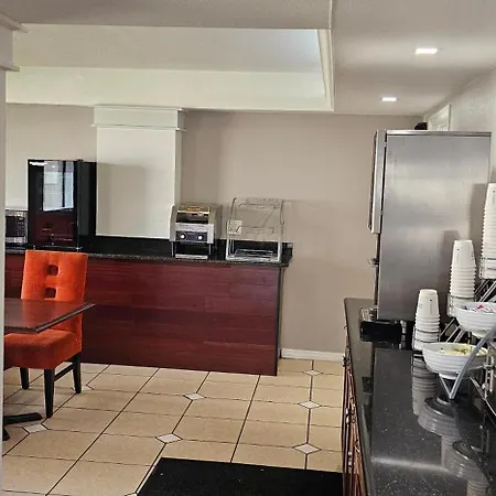 Days Inn & Suites By Wyndham Tampa Fairground-Casino-Ybor-3