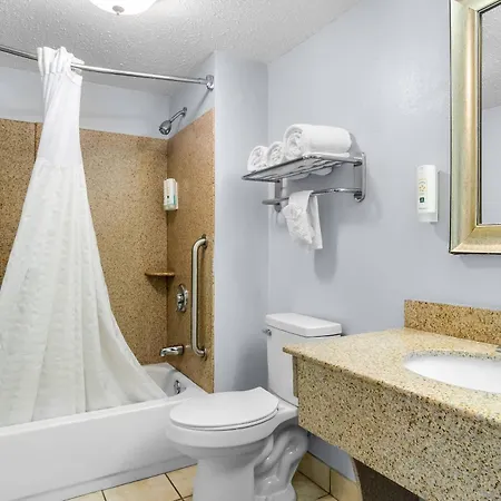 Quality Inn & Suites Greenville - Haywood Mall-3