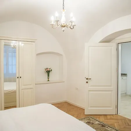 Baroc Deluxe House- Apartment & Room, Sibiu Old Town-3