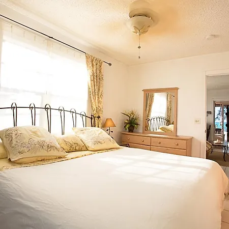 Hollywood Beach Suites Turks And Caicos-2