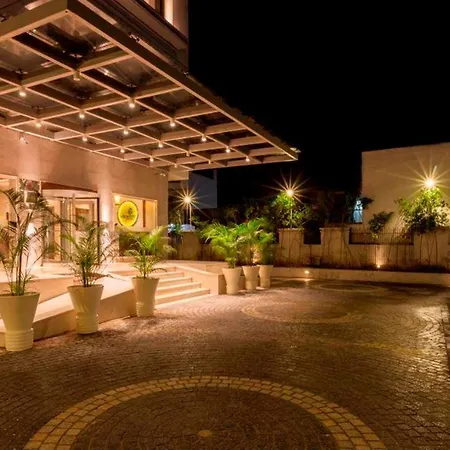 Lemon Tree Hotel Lucknow Airport-3