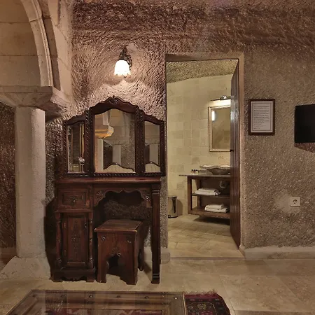 Shoestring Cave House-2