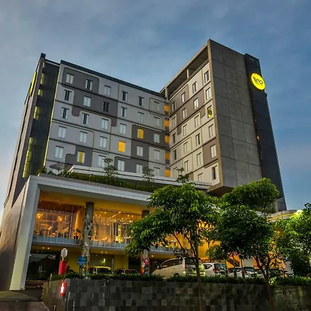 Yello Hotel Jemursari-3