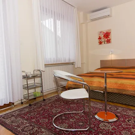Budavar Bed And Breakfast-2