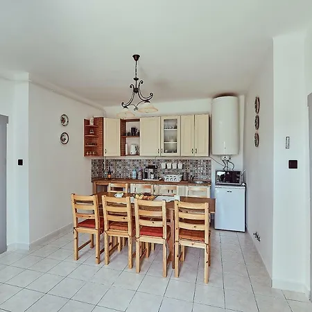 Twin Pines Apartment - Ikerfenyok Apartman-3