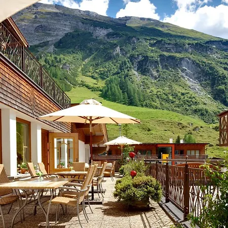 Hotel Berghof Crystal Spa & Sports-3
