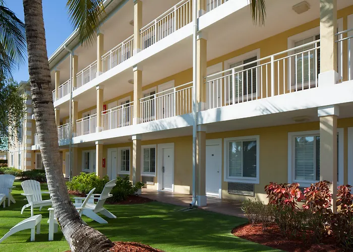 The Sunshine Hotel And Suites West Bay